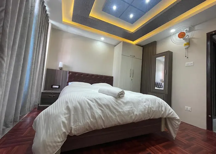 Applewood Hotel *